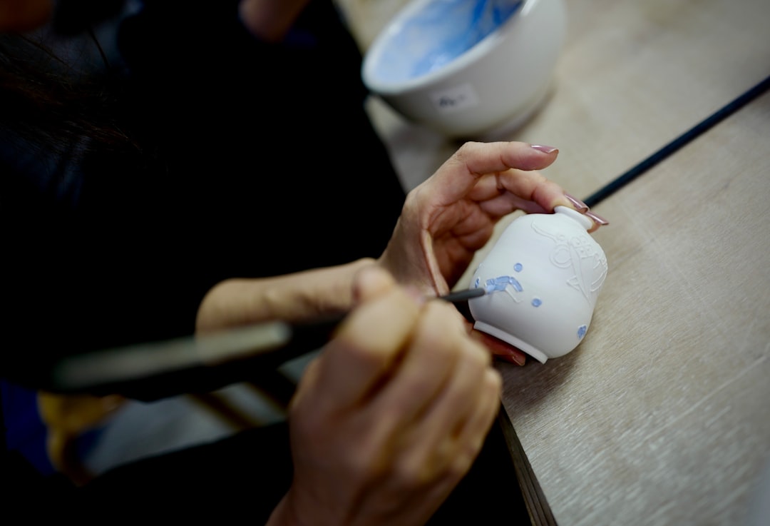 Delfteware: het verhaal achter het blauw-witte aardewerk dat Nederland beroemd maakte